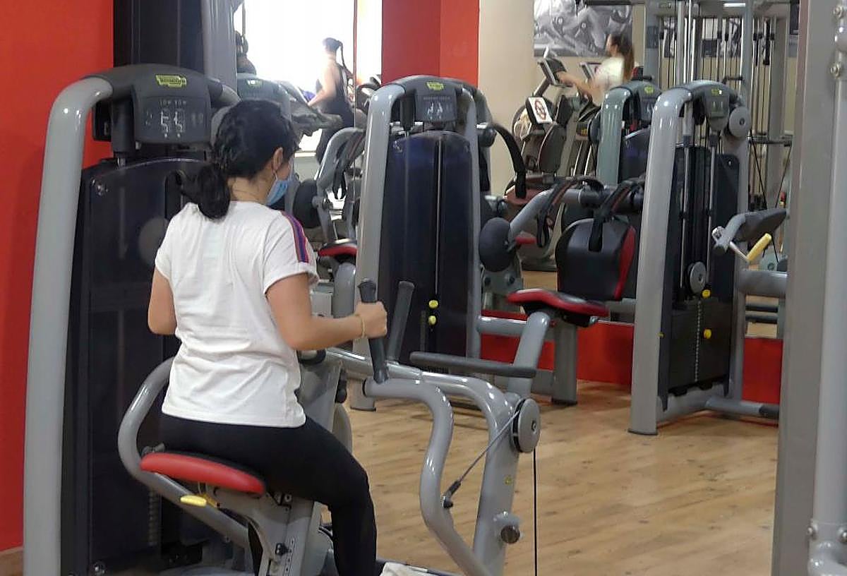 Una usuaria de un gimnasio salmantino se ejercita con mascarilla