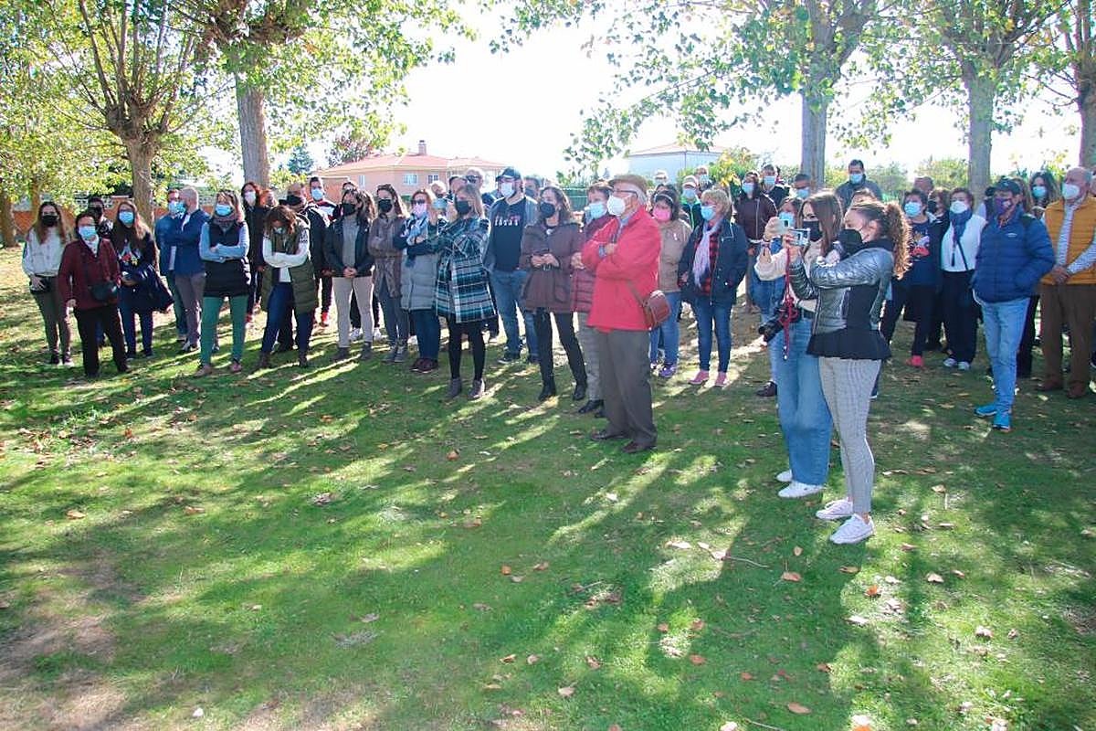 El público asistente al estreno del espacio lúdico-terapéutico de la asociación Salud Mental en Villamayor