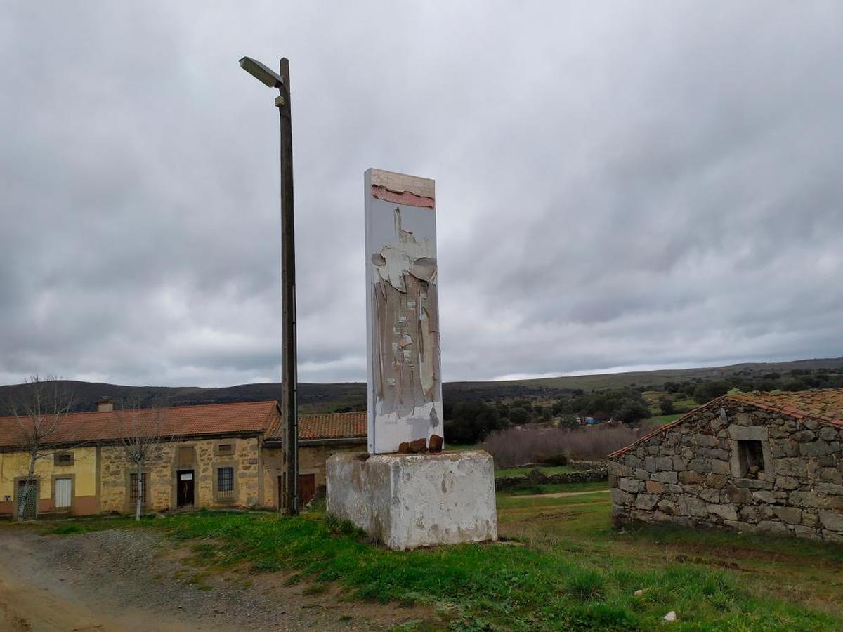 Señalización casi desparecida de la ruta de Carlos V en Gallegos de Solmirón.