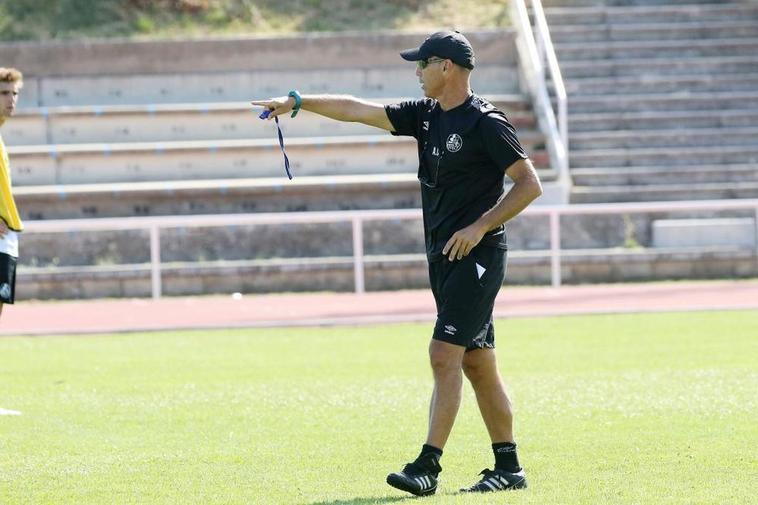 Antonio Calderón dirigiendo un entrenamiento.