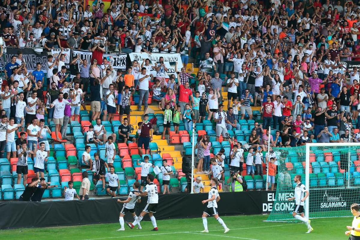 Pablo González celebra el cuarto gol del Salamanca ante el Unión Adarve.