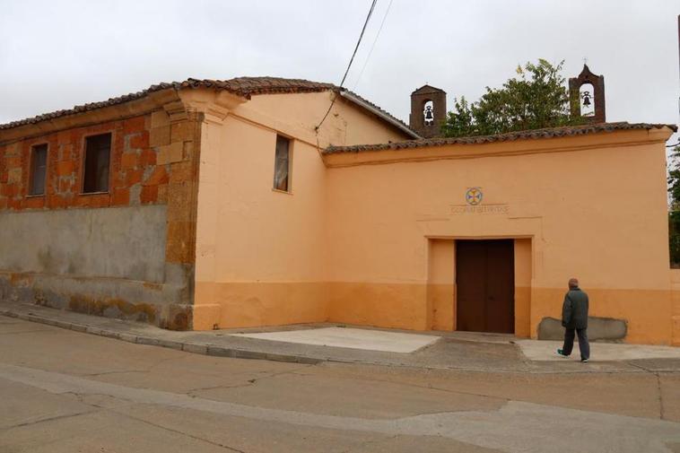 Un vecino de Villoruela se dirige al monasterio de las Trinitarias fundado en el año 1510.