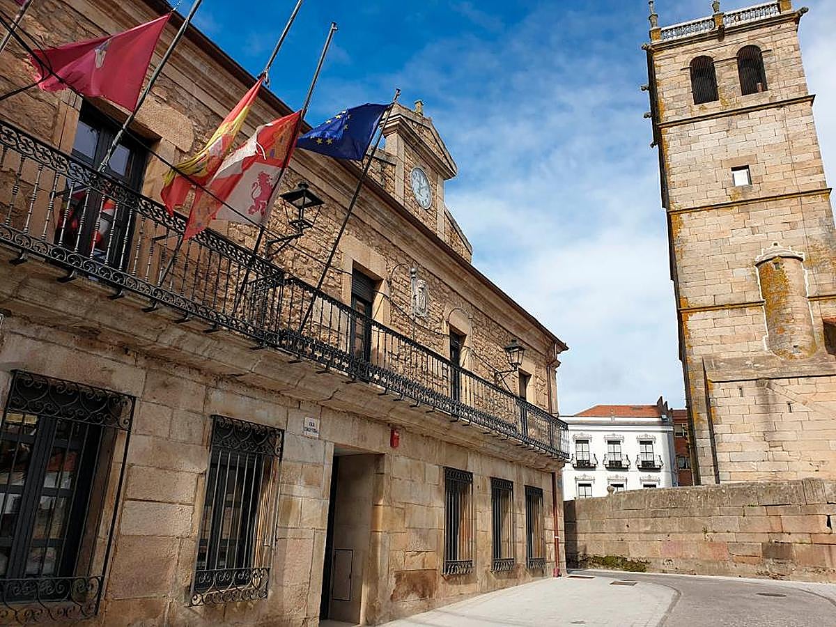 Casa Consistorial e iglesia parroquial de la villa de Vitigudino, cabecera de la comarca y puerta de entrada a Las Arribes.