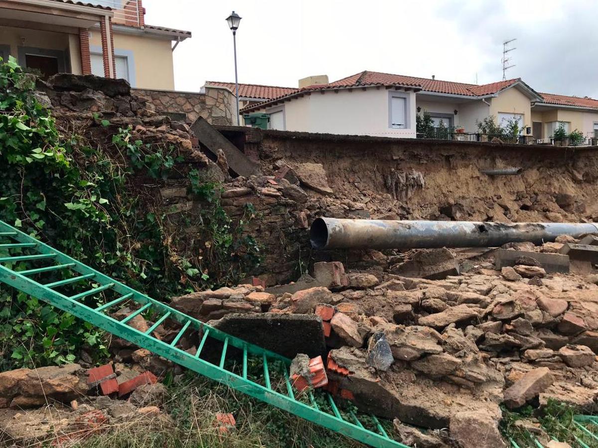 El temporal provocó el derrumbe de un muro de contención en una zona urbanizada de Aldeadávila.