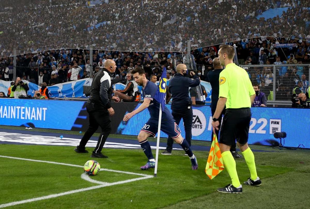 Leo Messi saca un córner con la camiseta del PSG