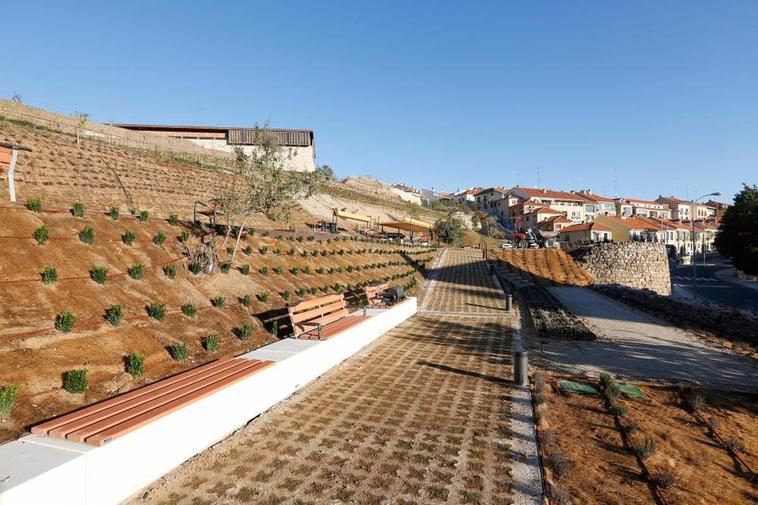 Los históricos bancales del Cerro de San Vicente, ya acondicionados como jardines