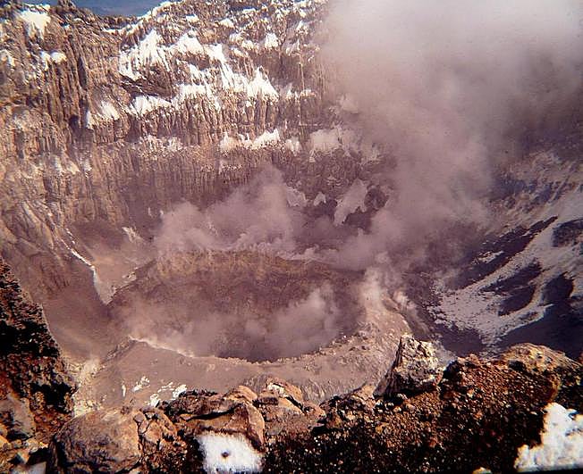 Imagen del cono humeante del volcán Popocatépetl, en México, coronado por las nieves y durante una etapa de baja actividad.