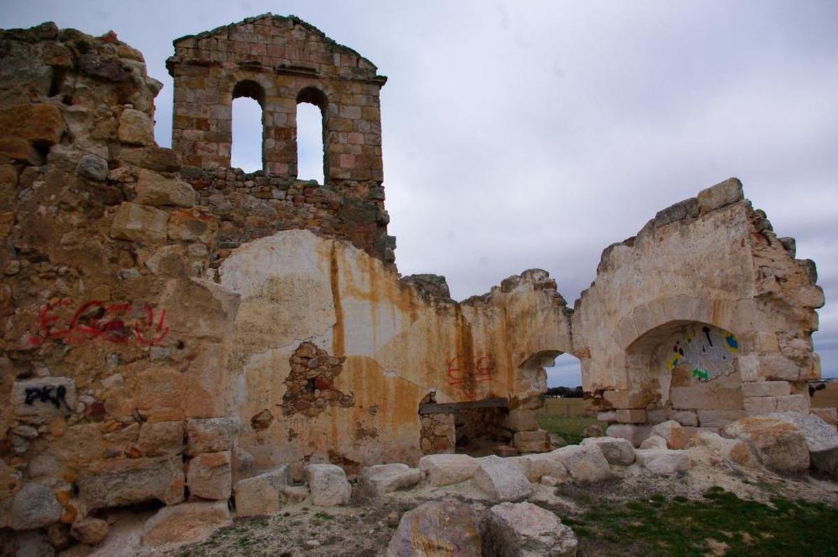 La iglesia de Otero de María Asensio ofrece un completo estado de ruina