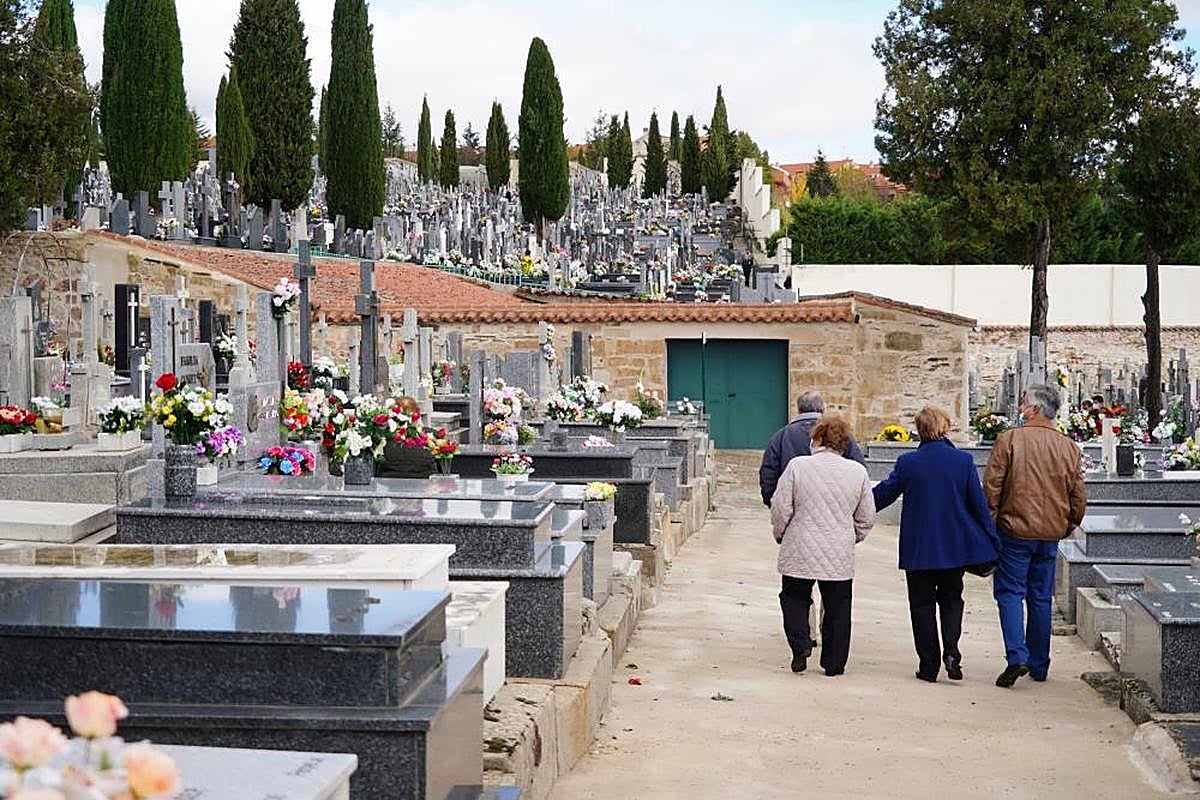 Cementerio San Carlos Borromeo de Salamanca el día de Todos los Santos.