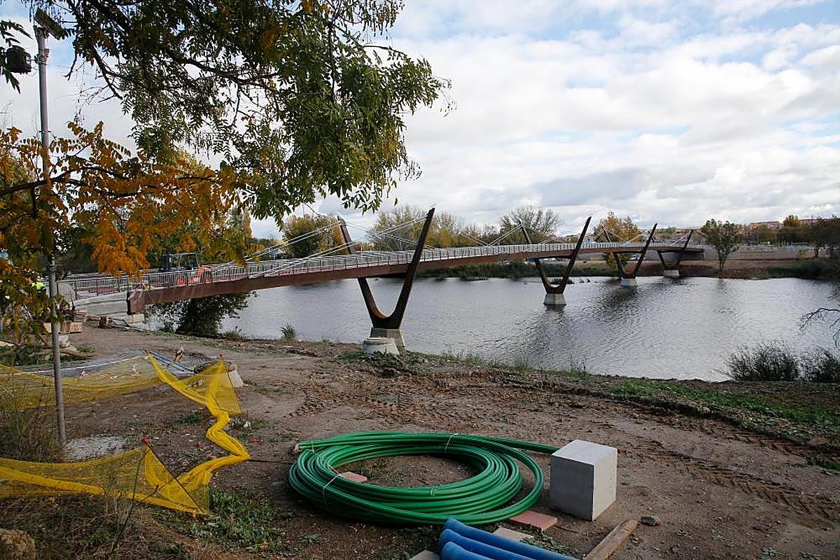 El nuevo puente peatonal y ciclista sobre el río que conecta Huerta Otea con la zona de los nuevos huertos urbanos, en Tejares.
