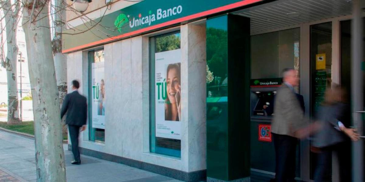 Exterior de una de las sucursales de Unicaja Banco en Salamanca.