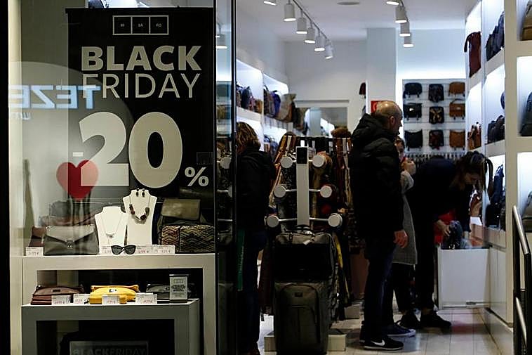 Clientes en un establecimiento con descuentos de hasta el 20% del Black Friday del año pasado.