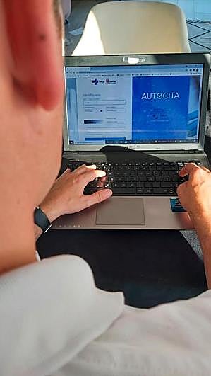 Un usuario gestiona la autocita de vacunación a través de la web de Sacyl