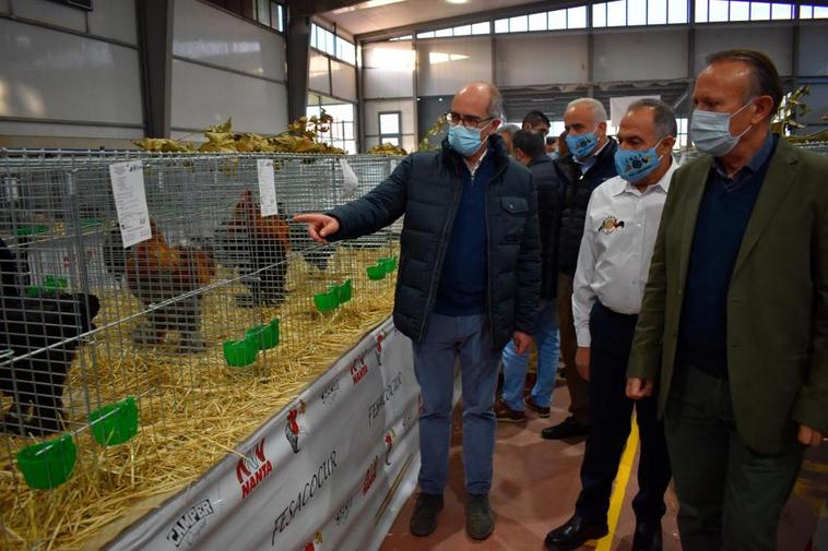 Javier Iglesias, Luis Mariano Martín y Román Hernández durante la visita en la apertura de la feria