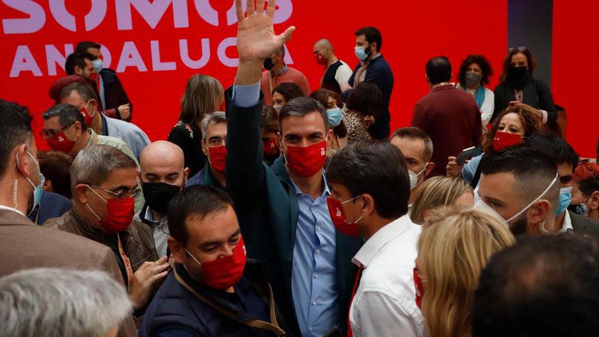 El secretario general del PSOE y presidente del Gobierno, Pedro Sánchez, se despide de los militantes.