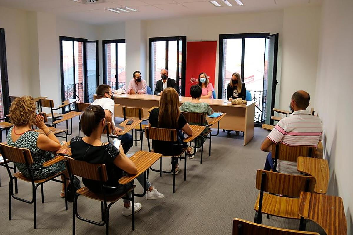 Una reunión con comerciantes celebrada en una de las aulas del vivero Innova.