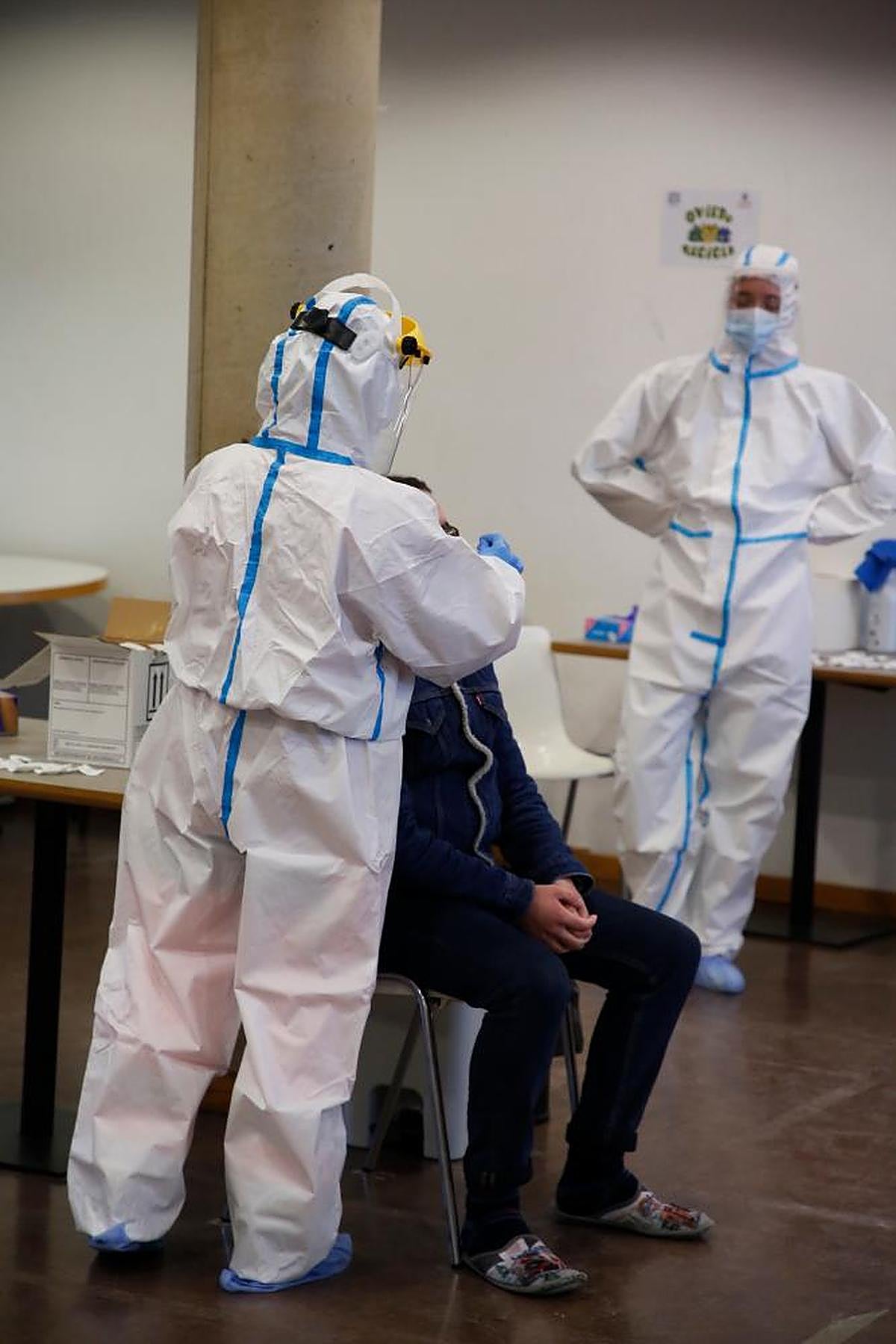 Personal sanitario realiza pruebas diagnósticas en un colegio mayor de Salamanca.