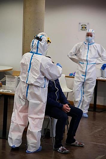 Personal sanitario realiza pruebas diagnósticas en un colegio mayor de Salamanca.