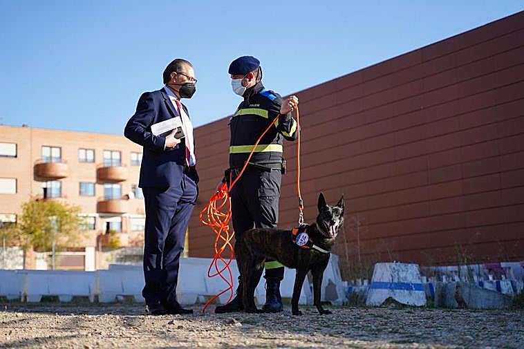 El concejal Fernando Carabias, con José Bartol, junto a la perra adiestrada para encontrar personas.