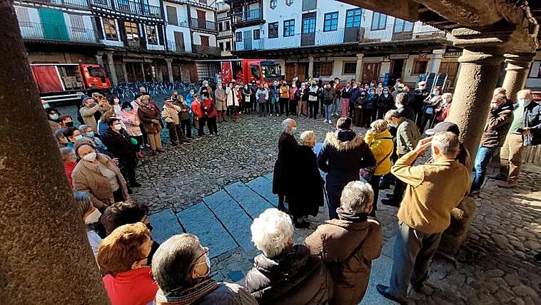 Un centenar de vecinos de la Sierra de Francia mostró sus quejas al delegado de la Junta en La Alberca.