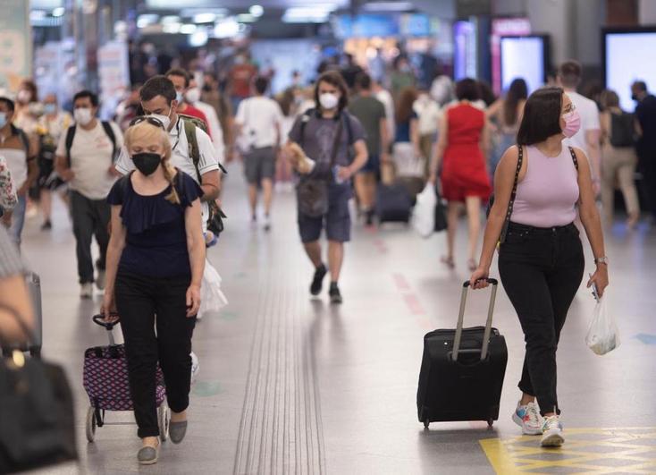La Junta ve con buenos ojos prohibir a los no vacunados viajar en tren si suben los contagios