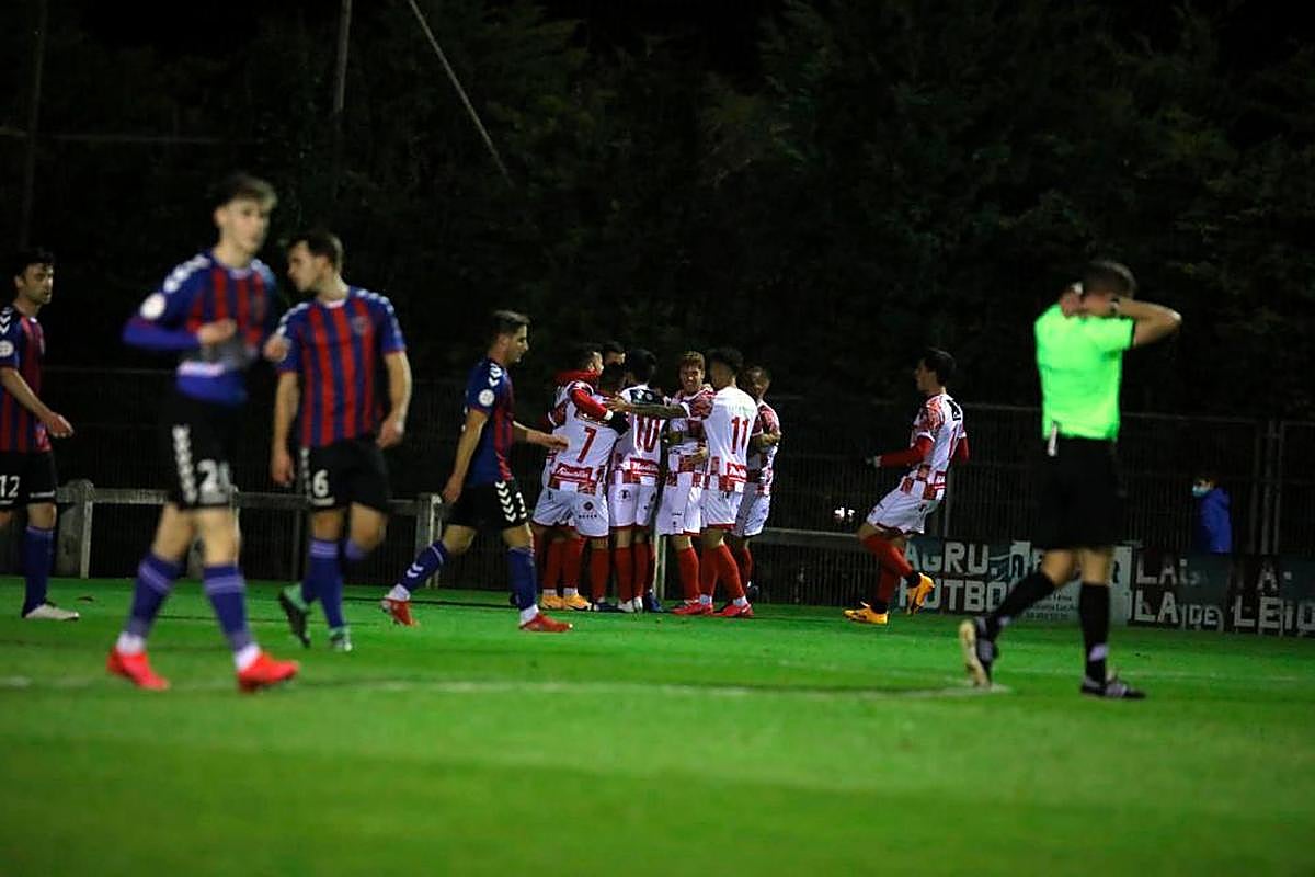 Los jugadores del Guijuelo celebran uno de los tantos.