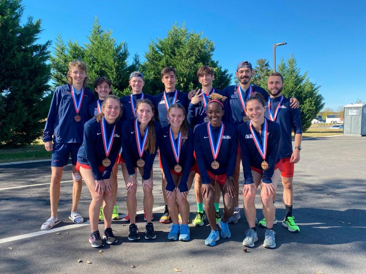 Los equipos masculino y femenino de Ole Miss, con las medallas de oro