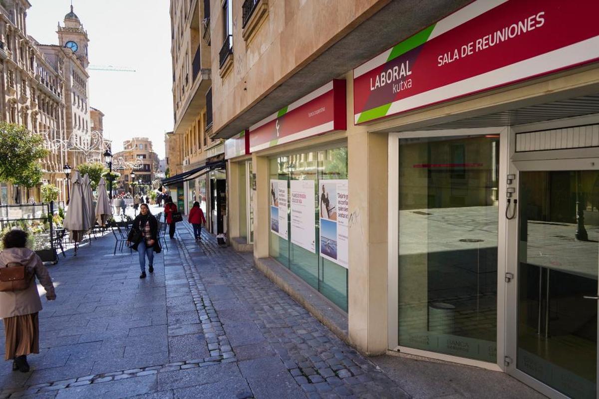 Fachada de la oficina de Laboral Kutxa en la calle Zamora