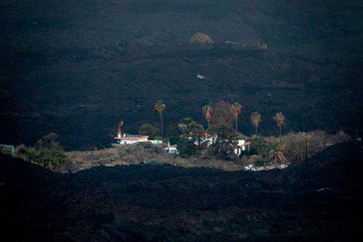 Vista de las pocas viviendas que han sobrevivido a la erupción del volcán de Cumbre Vieja.