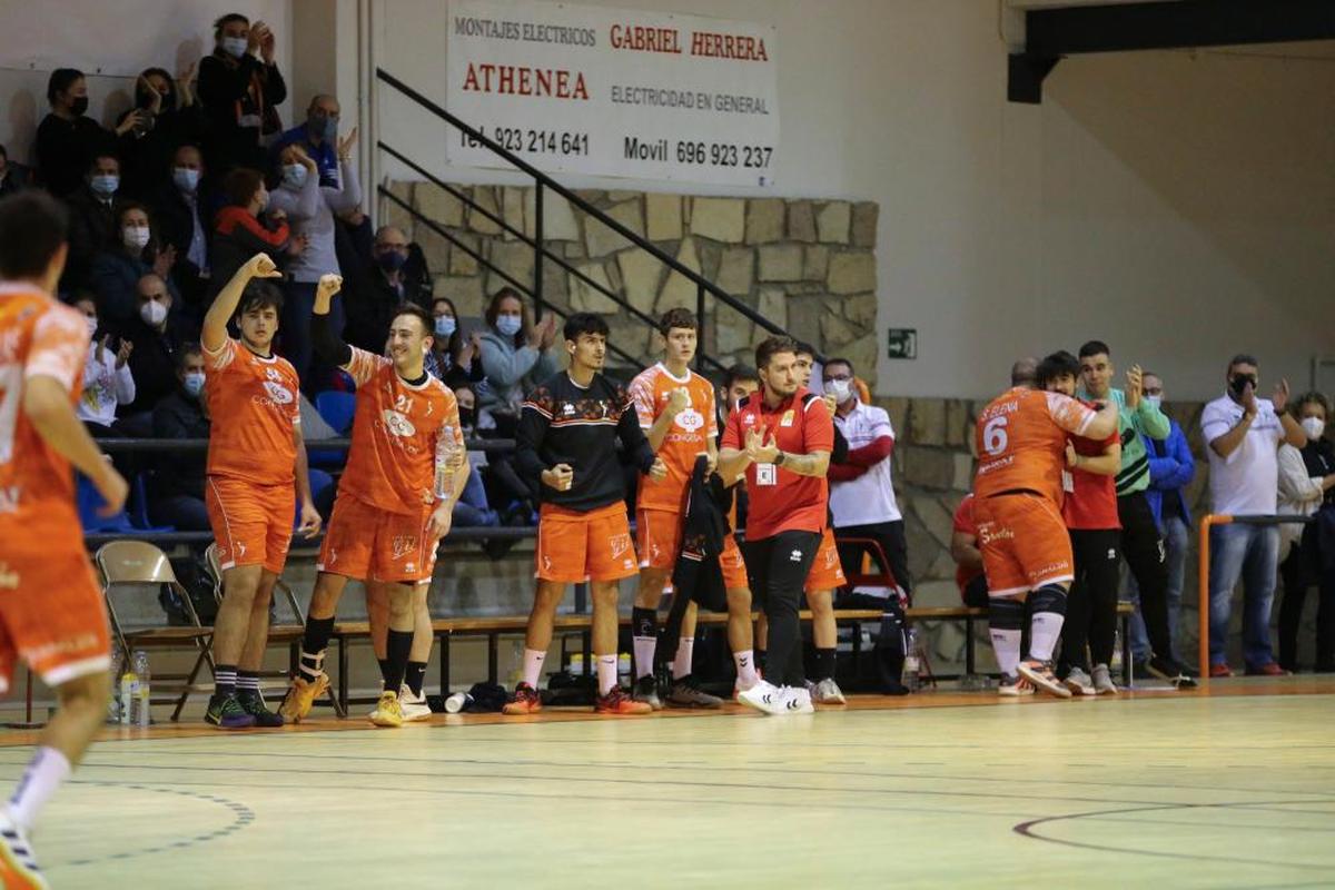 Agúndez y Fer Abajo celebra un gol del Ciudad de Salamanca.