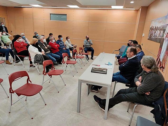 El salón del centro parroquial acogió el encuentro con la Pastoral Social