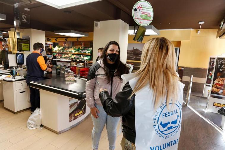 Una voluntaria del Banco de Alimentos, en la Gran Recogida del pasado año en un supermercado