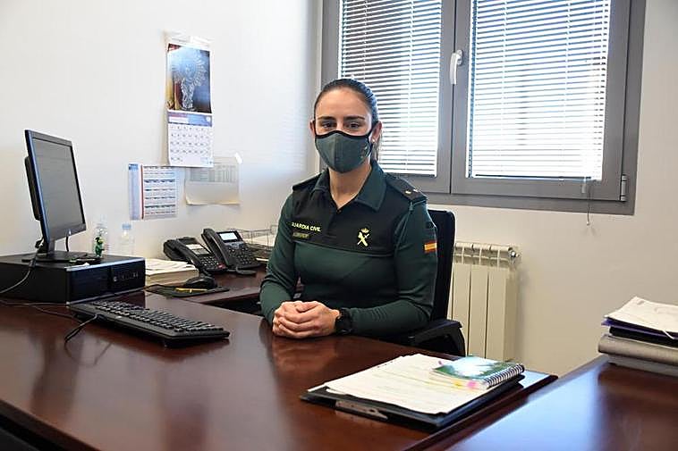 La teniente Irene Campanario en su despacho de Vitigudino