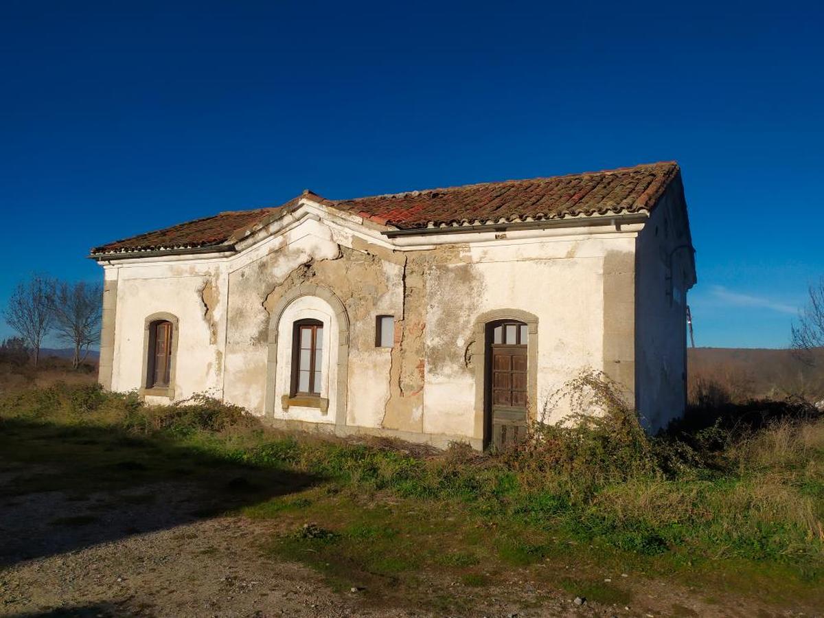 Vista del edificio de pasajeros de la estación de tren de Fuentes de Béjar, abandonada y sin uso