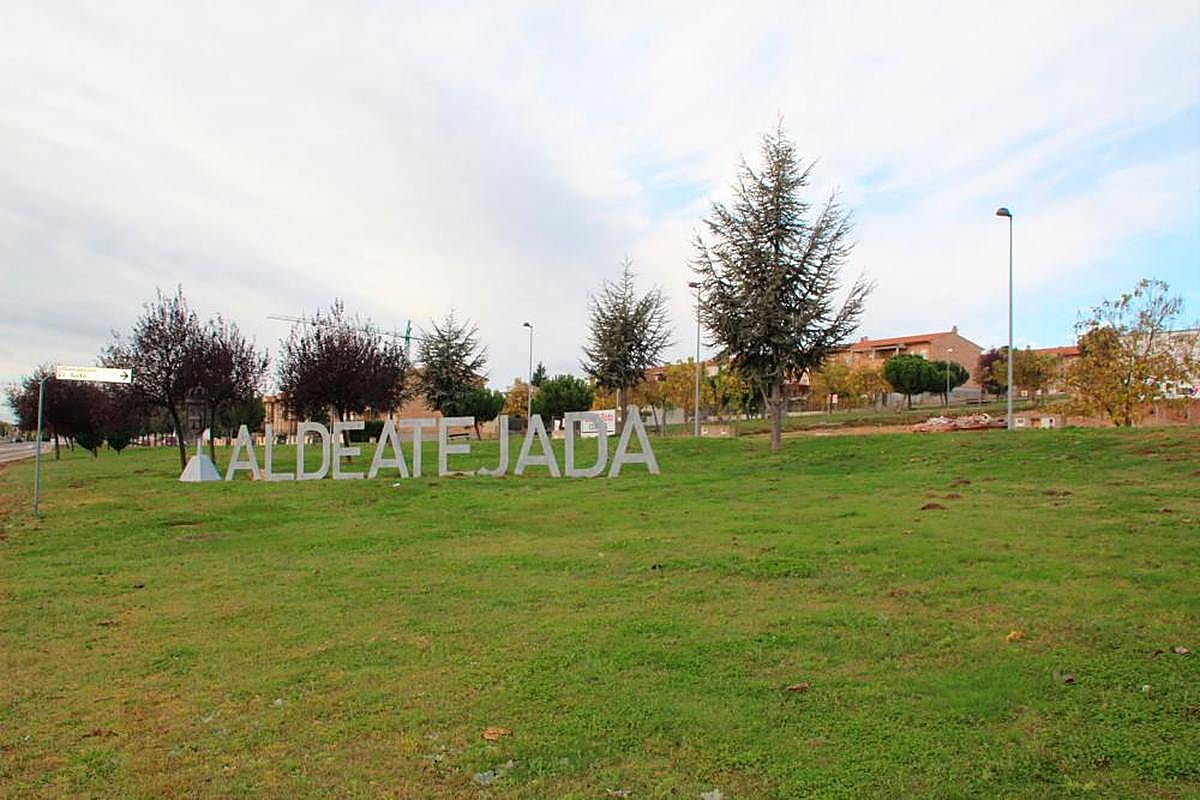 La señalización de entrada a Aldeatejada, un municipio que ha duplicado su población en la última década