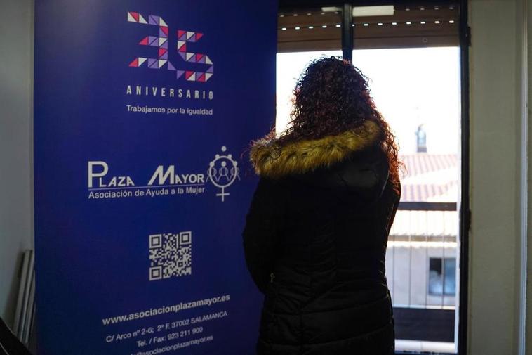 Lucía, junto a un cartel de la asociación Plaza Mayor.