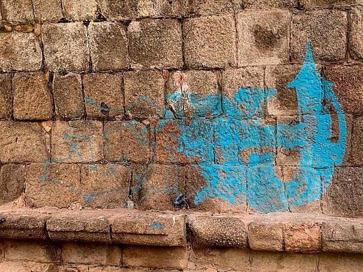 Una de las pintadas que han aparecido en el Puente Romano.