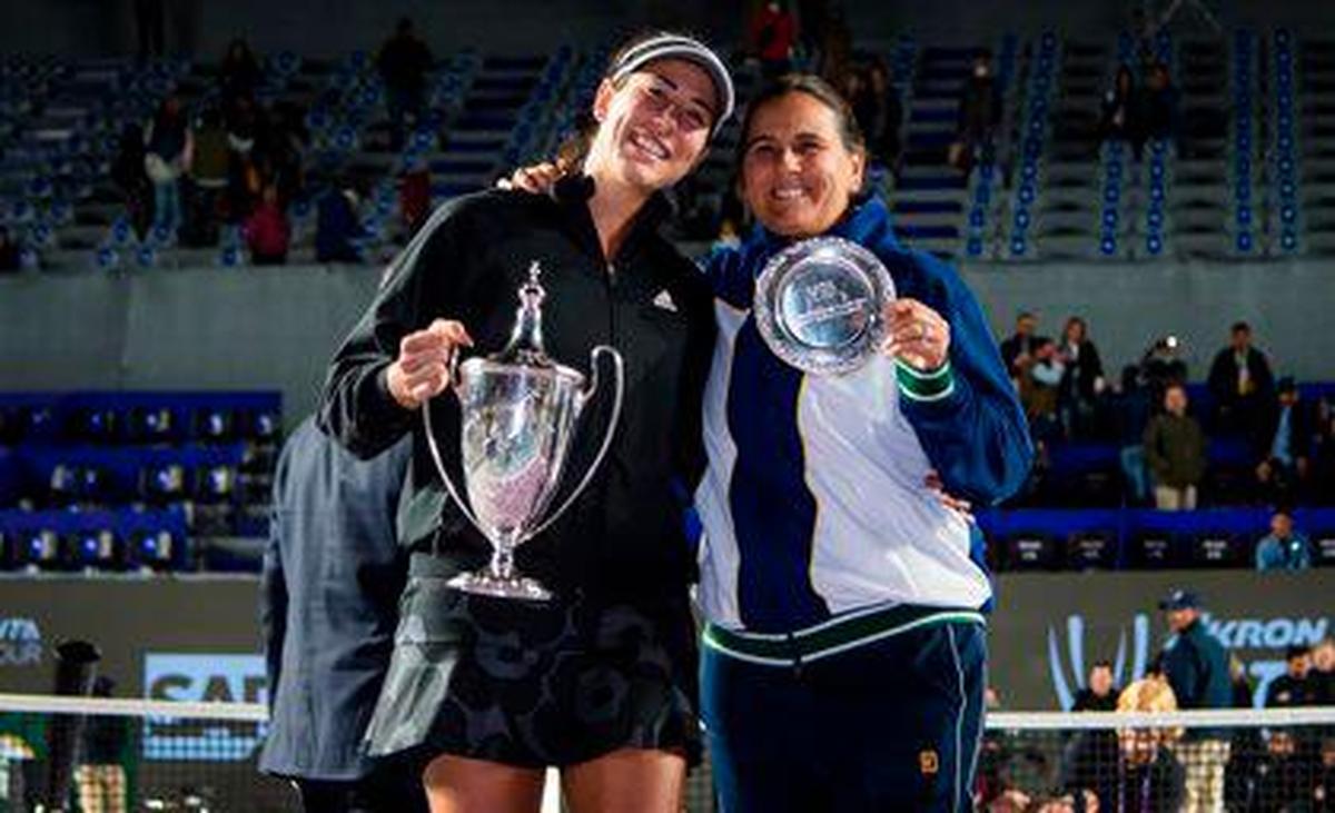 Garbiñe Muguruza posa junto a su entrenadora Conchita Martínez tras ganar las Finales WTA 2021.