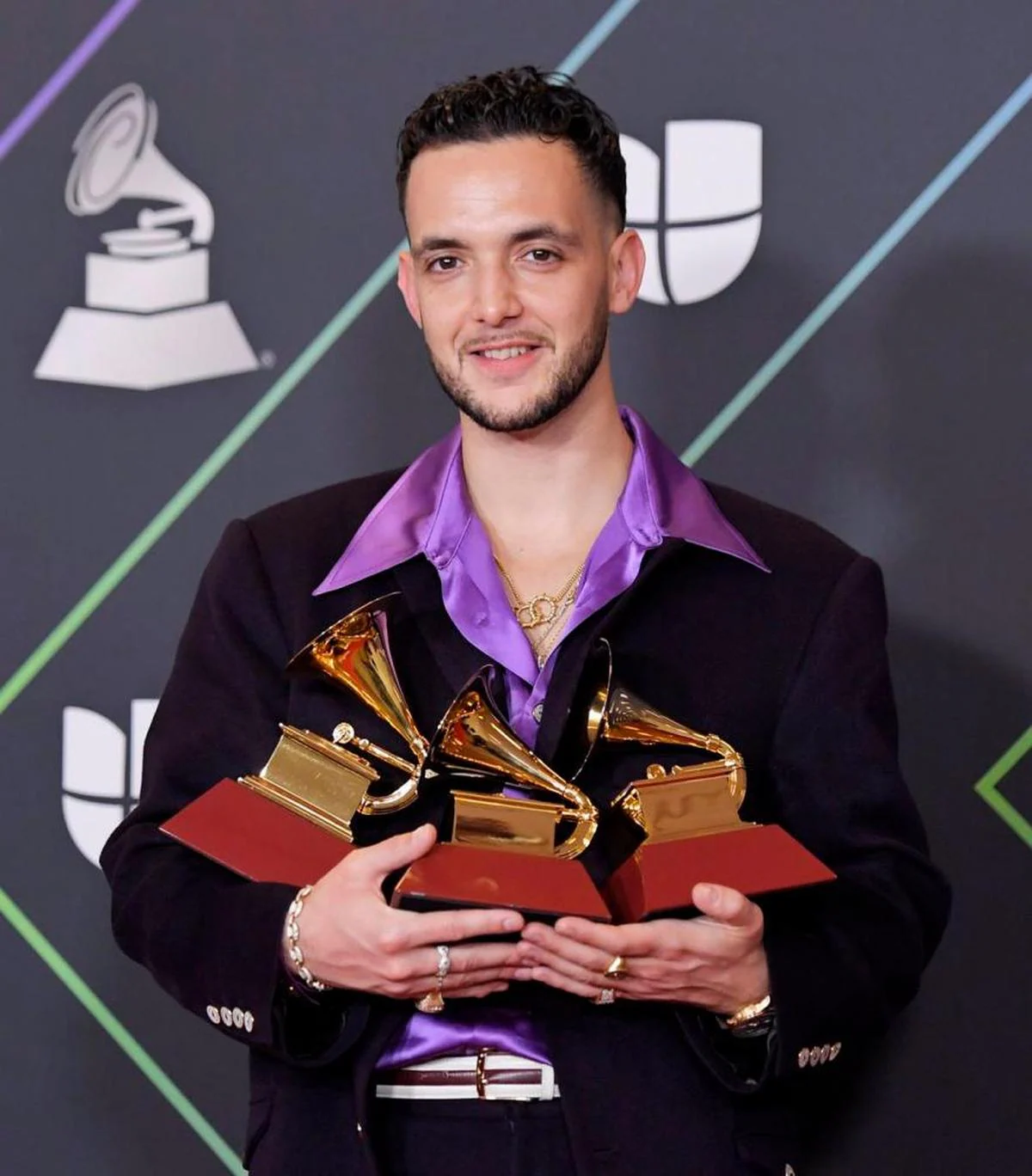 El cantante español C. Tangana posa con sus tres premios Grammy Latinos 2021.