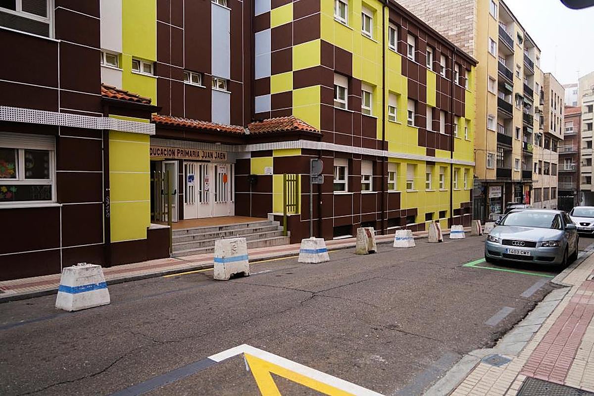 Bloques de hormigón colocados por el Ayuntamiento que impiden aparcar frente al colegio Juan Jaén.
