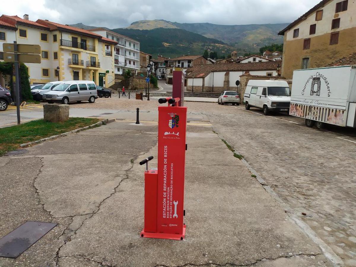 Estación de reparación de bicicletas instalada por la Red en Candelario