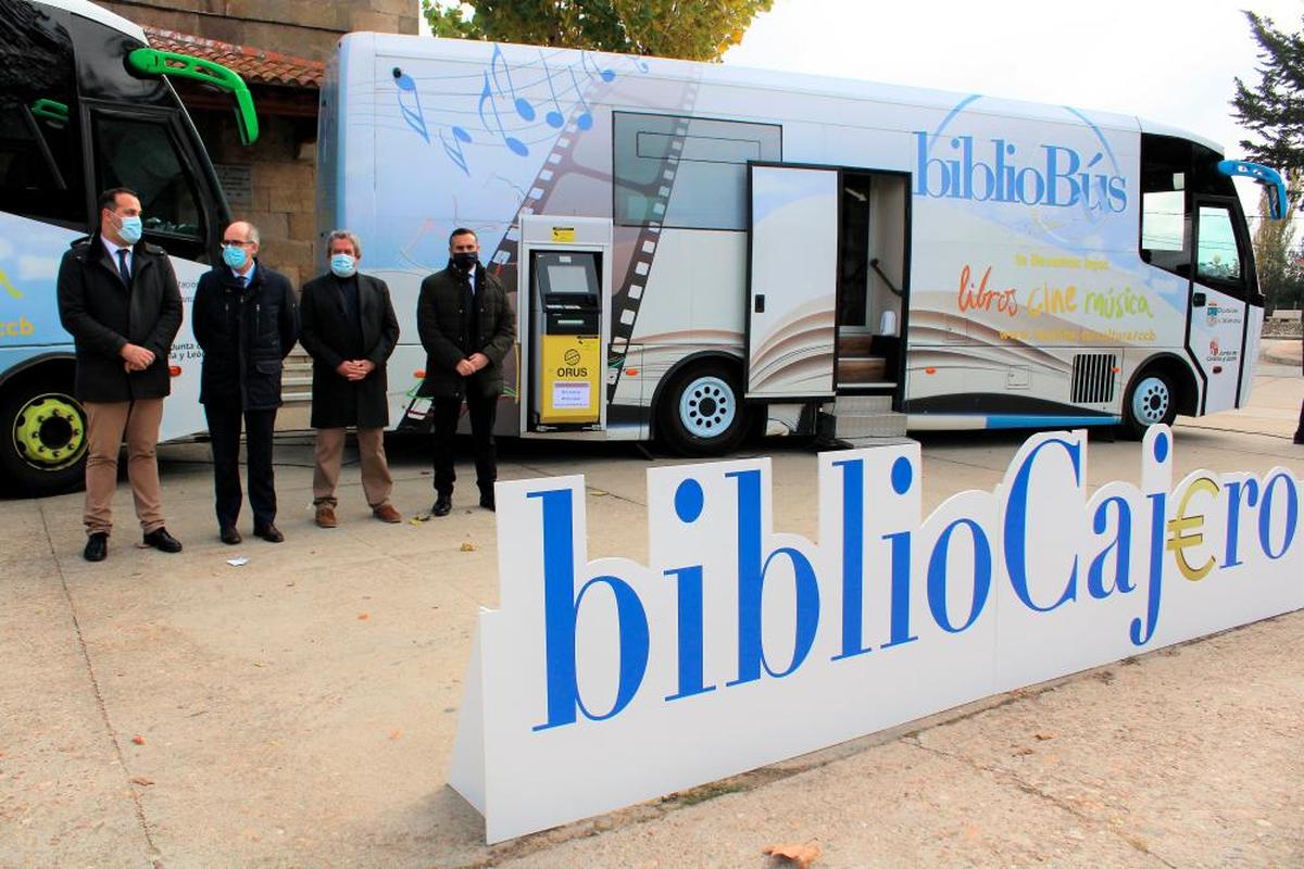 David Mingo, Javier Iglesias, Ciriaco Tardáguila y Antonio Labrador junto al bibliobús con el nuevo servicio