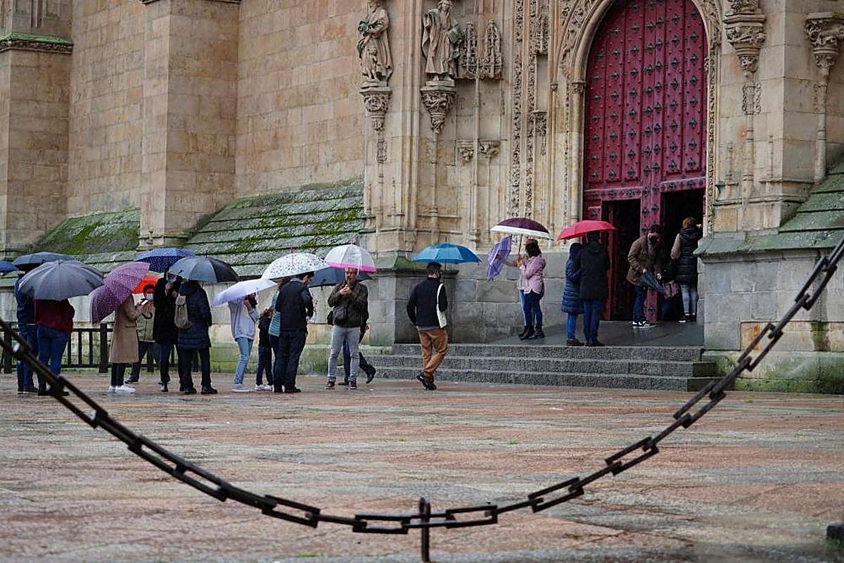 Turistas, en la entrada de la Catedral de Salamanca