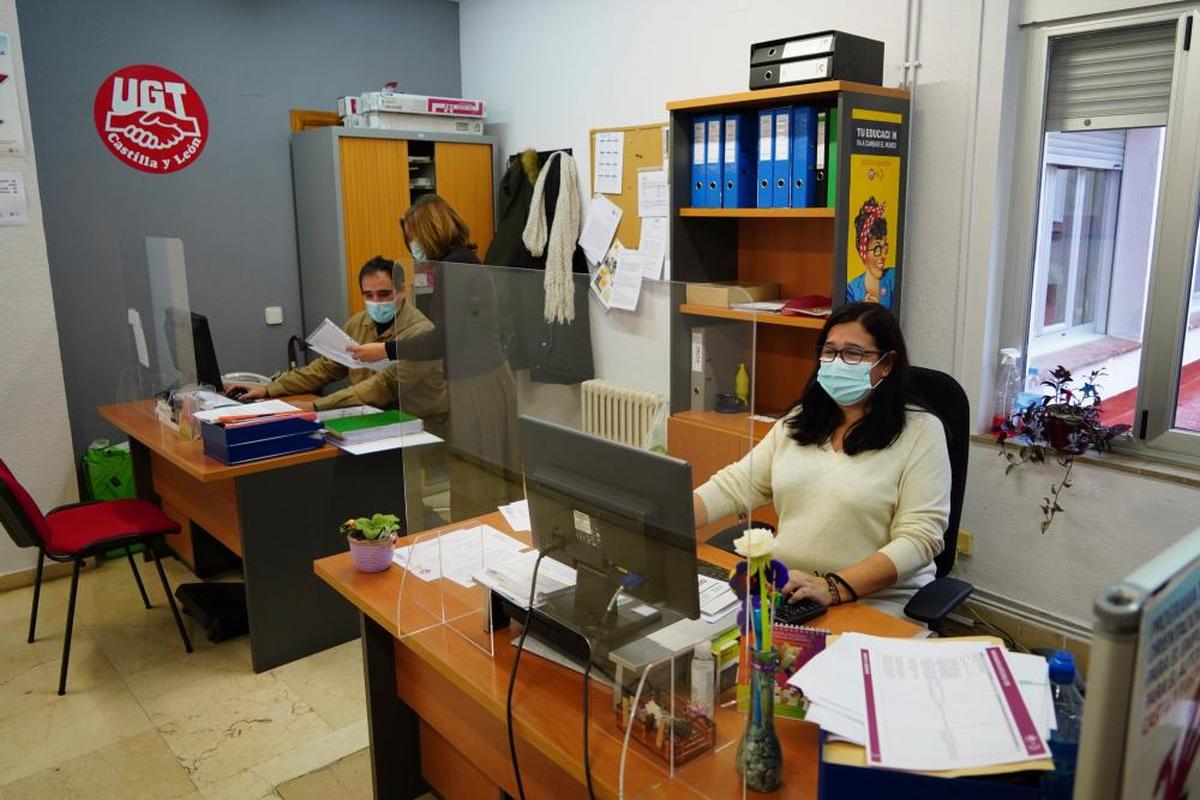 Trabajadores del sindicato UGT de Salamanca, durante su jornada laboral en la sede salmantina