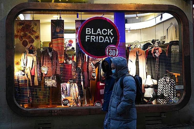 Escaparate de una tienda de textil salmantina con descuentos. I LAYA