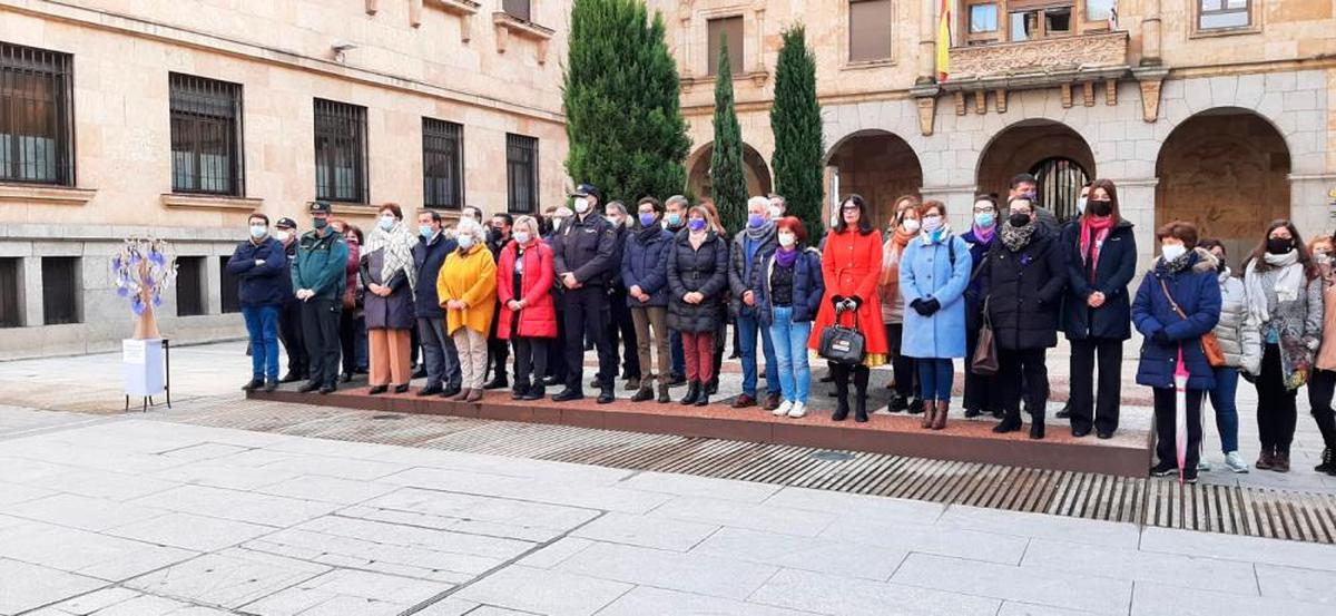 Asistentes al minuto de silencio por el Día Internacional para la Eliminación de la Violencia contra las Mujeres