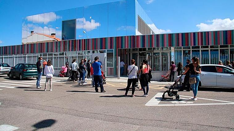 Entrada del CEIP de Villares de la Reina, donde se ha puesto un aula en cuarentena