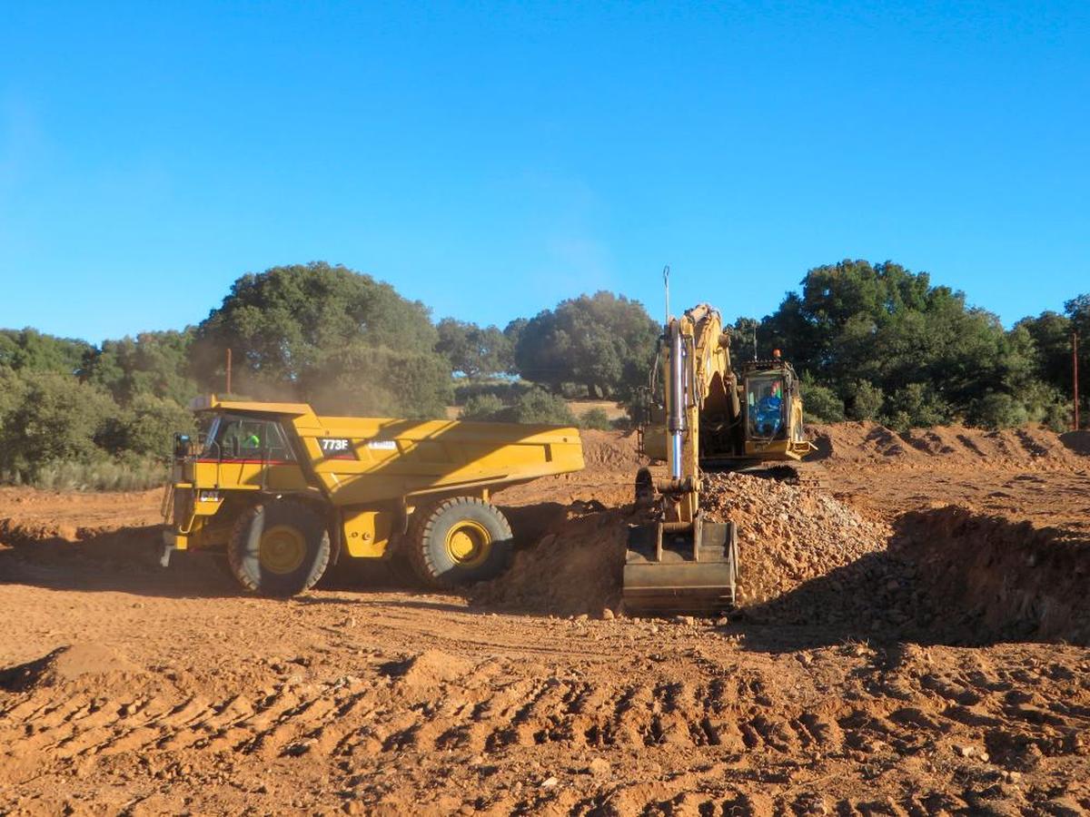 Máquinas removiendo tierra para la construcción de la