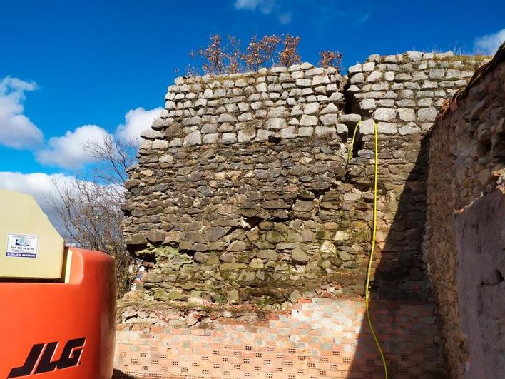 Comienzan las obras urgentes para reparar el tramo más deteriorado de la muralla de Monleón