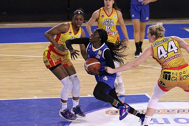 Cooper entrando a canasta.